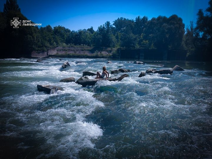 На Львівщині жінка застрягла посеред річки Стрий та просила про допомогу: деталі