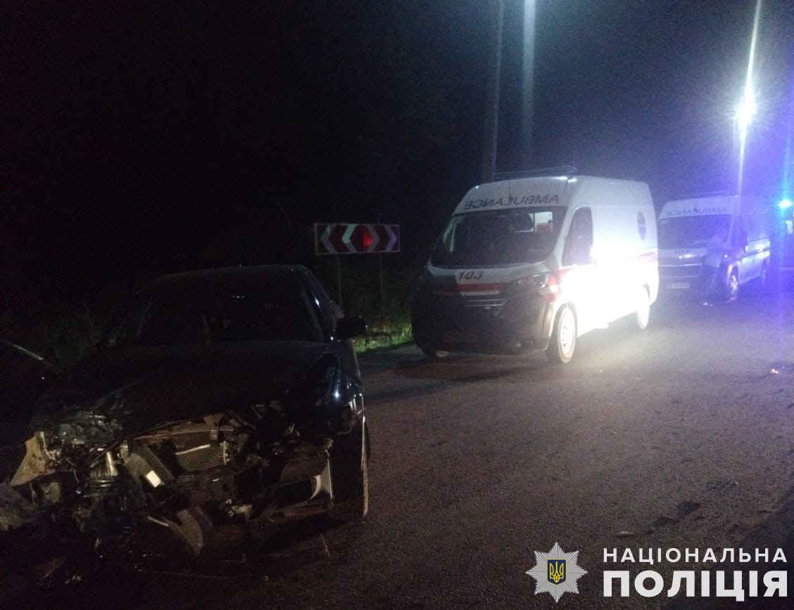 На Львівщині зіткнулися мікроавтобус і легковик. У ДТП постраждали дев’ять людей