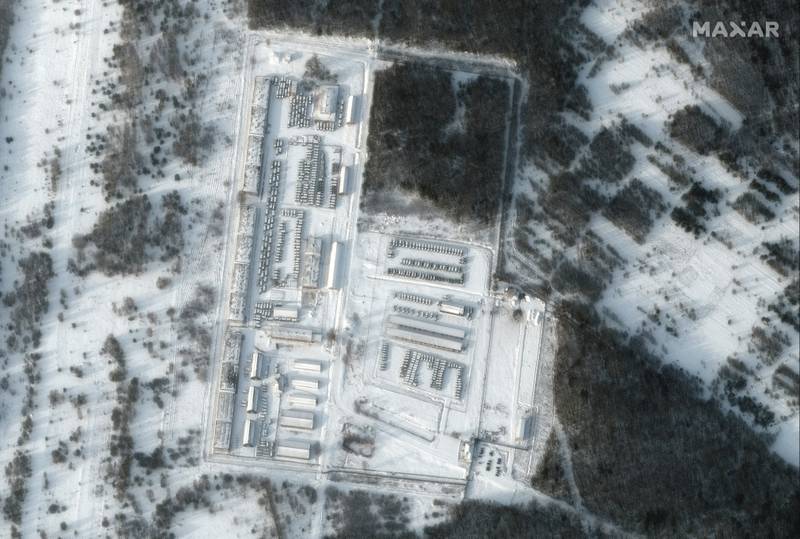 Супутникові знімки показують нове скупчення російських військ і техніки біля України