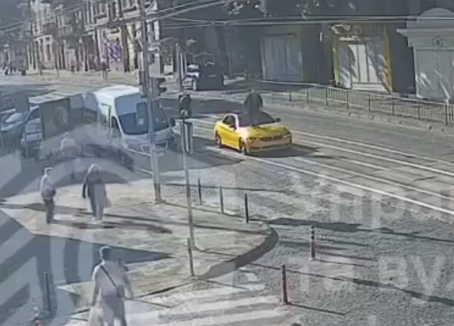 Камери зафіксували дивний інцидент у Львові: чоловік пройшовся по даху машини (відео)