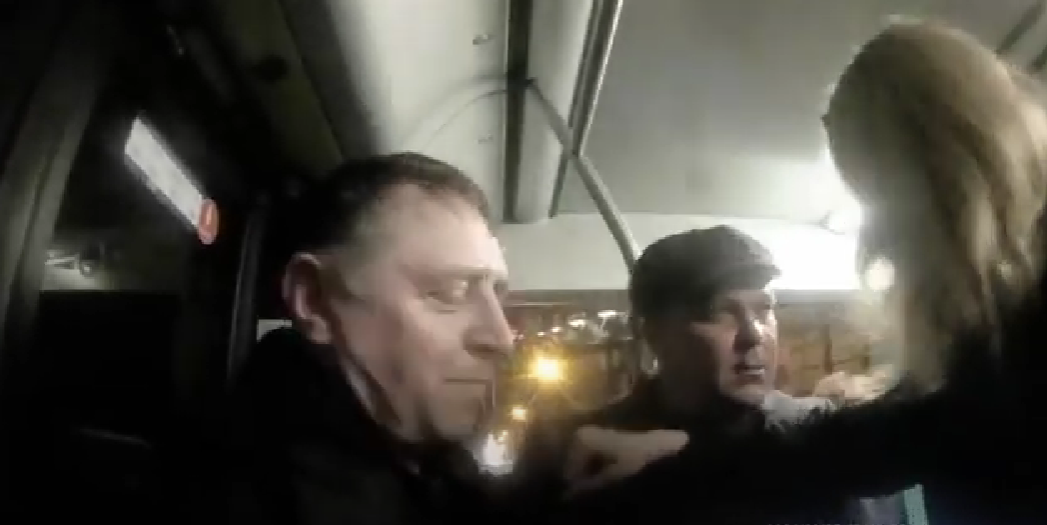 У Львові пасажир напав на контролерів у тролейбусі. Відео