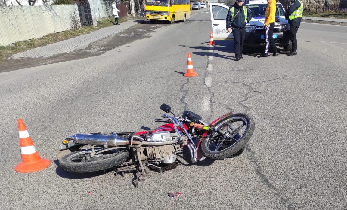 У Львівському районі авто збило 20-річного мотоцикліста