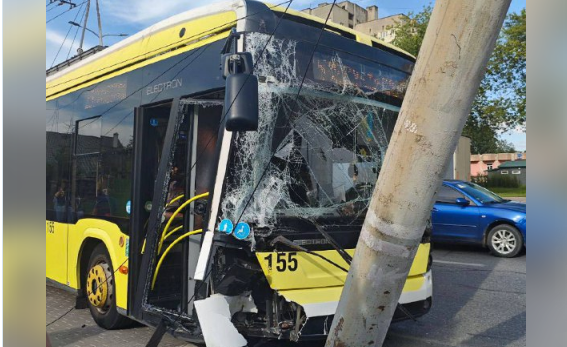 У Львові тролейбус врізався в електричний стовп