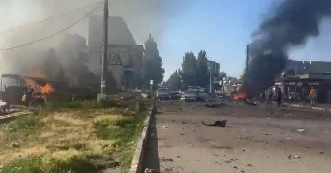 Росіяни вдарили КАБом по магазину в Добропіллі на Донеччині: багато поранених (фото)