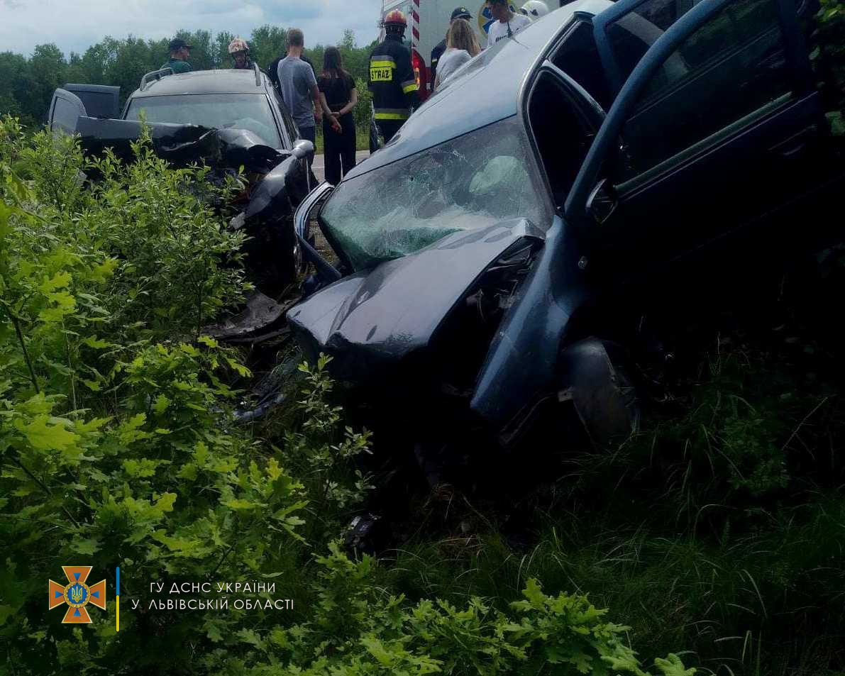 На Львівщині зіткнулися «Фольскваґен» і «Опель». Травмовано семеро людей