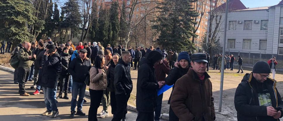 Захищати країну: 80 тисяч українців повернулися з-за кордону у період війни