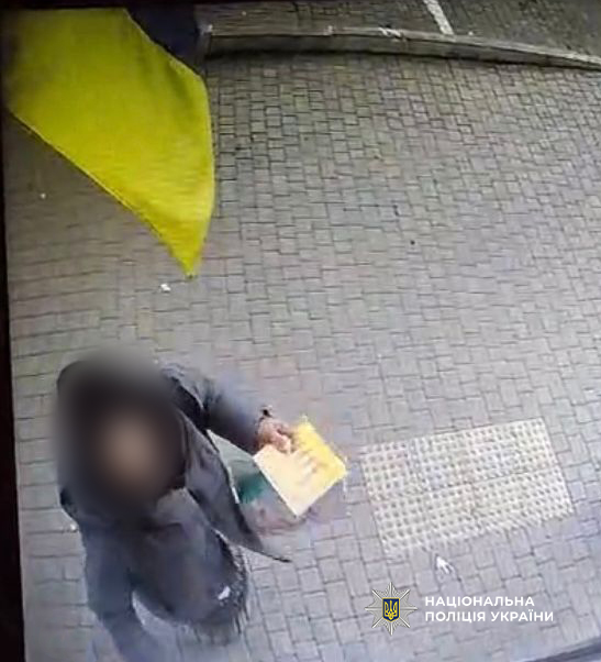 В Одесі затримали жінку, яка зірвала та викинула у смітник прапор України (фото)
