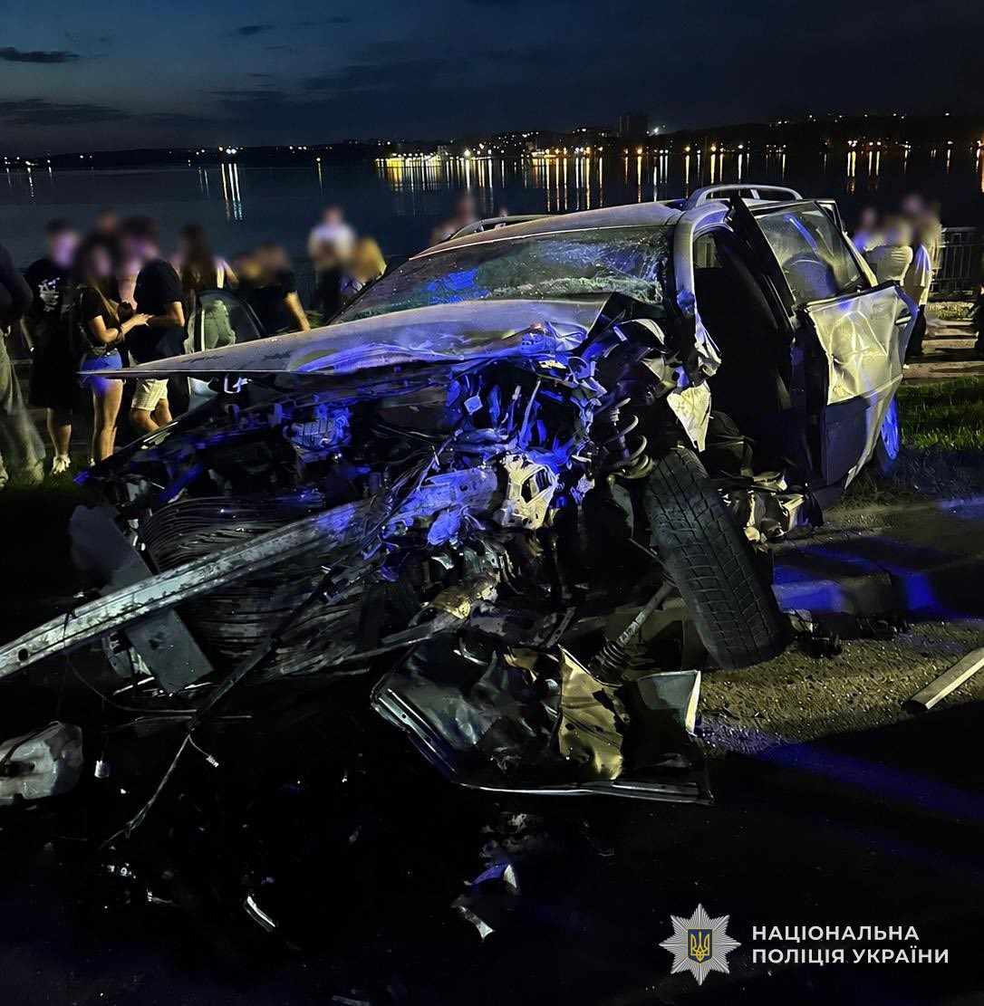 Авто перетворилося на гору заліза: Біля озера у Тернополі сталася моторошна смертельна ДТП