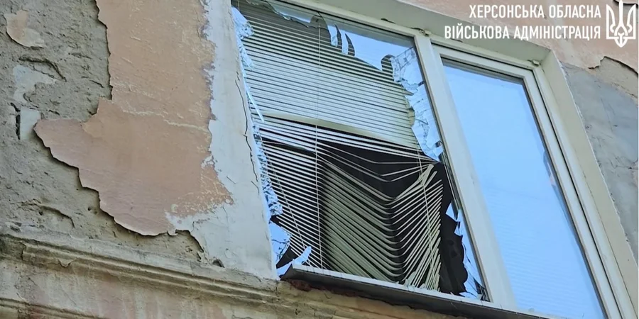Росіяни масовано обстріляли Херсон: поранені вісім людей, є загибла