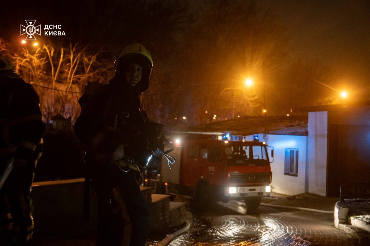 У Києві виникла пожежа на територія монастиря: загоряння ліквідували (фото)