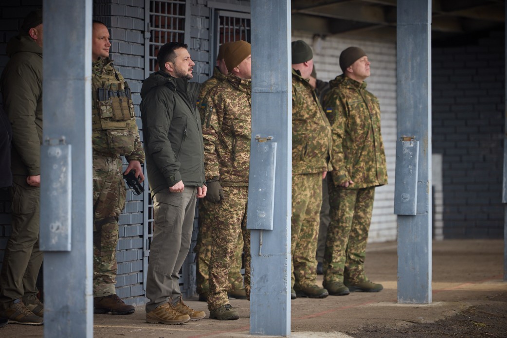 На Дніпропетровщині Зеленському показали, як готують вогневі групи для ліквідації ворожих дронів