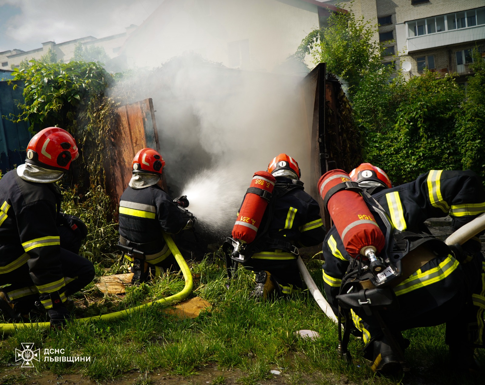 У Львові вогнеборці ліквідували пожежу в гаражі: горів «Запорожець»