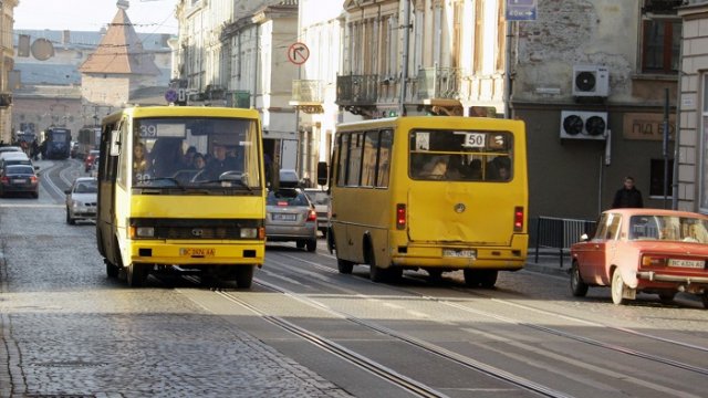 У Львові водій маршрутки вчинив аварію і втік: як його покарав суд