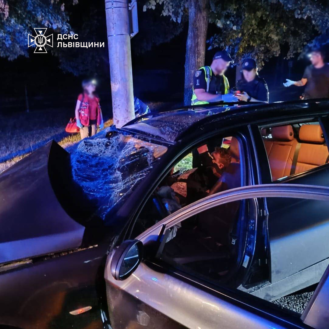 Внаслідок ДТП затиснуло в автомобілі: у Львові рятувальники деблокували чоловіка