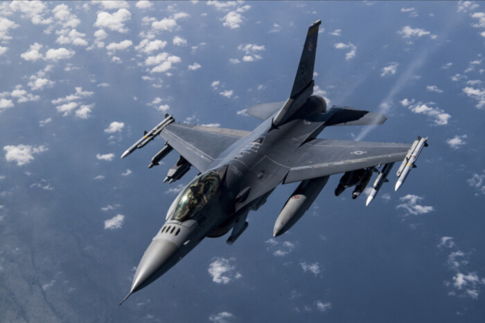 Винищувачі F-16 вже на шляху до України, – держсекретар США Блінкен