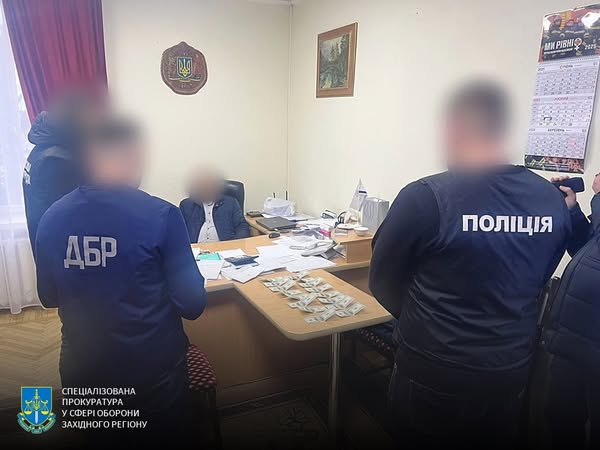Служба у тилу або непридатність за 1600 доларів: на Хмельниччині викрили виконувача обов’язків голови РВА