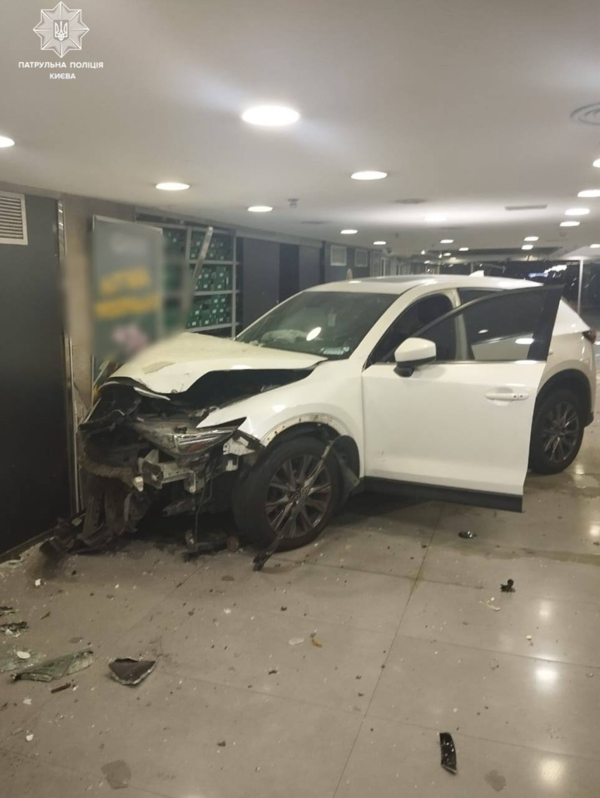 У Києві водійка Mazda переплутала педалі і вʼїхала в торговий центр (фото)