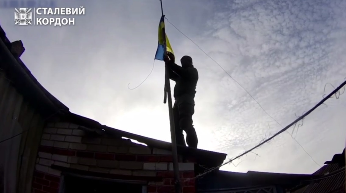 Українські Тополі: прикордонники підняли синьо-жовтий прапор у сірій зоні на Харківщині