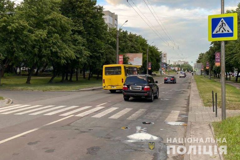 У Львові «Лексус» збив 33-річну жінку. Потерпіла опинилася в лікарні