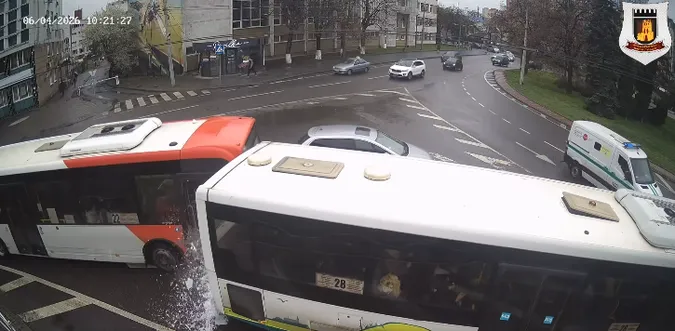 З'явилося відео, як дві маршрутки потрапили в автотрощу у Луцьку