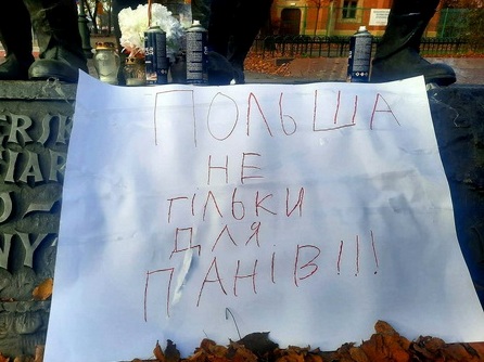 У Польщі невідомі розфарбували пам’ятник Пілсудському в "українські" кольори
