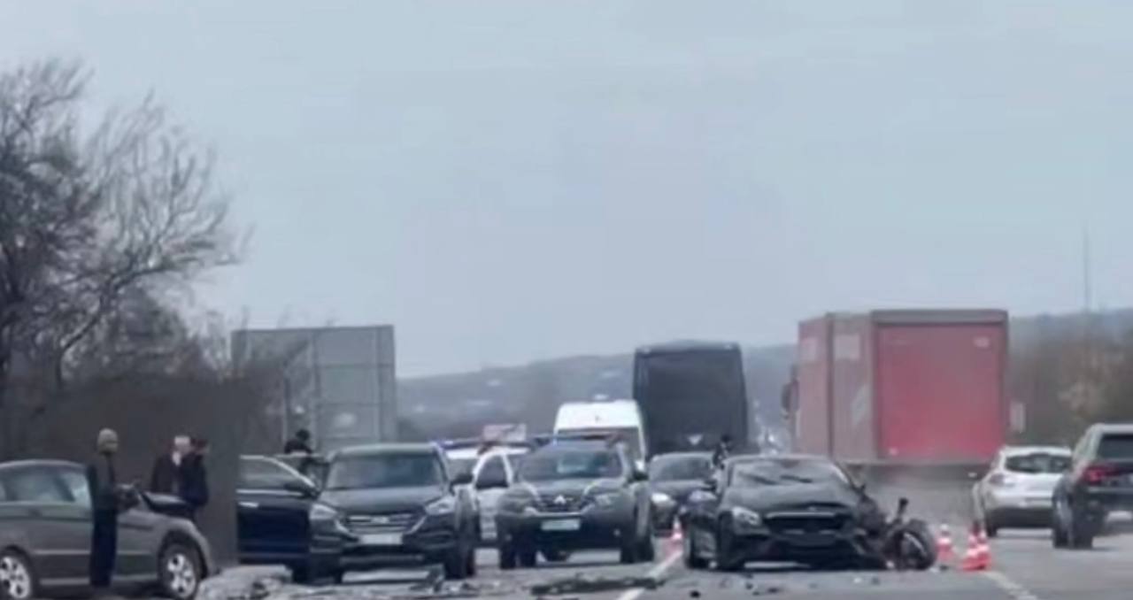 На Львівщині утворився сильний затор на трасі через моторошну ДТП (відео)