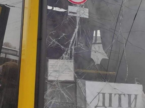 Окупанти обстріляли евакуаційний автобус, який віз людей з Лисичанська – Гайдай