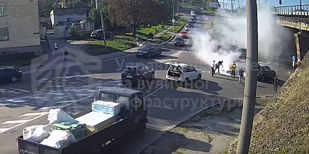 У Львові під час руху загорівся електромопед. Відео