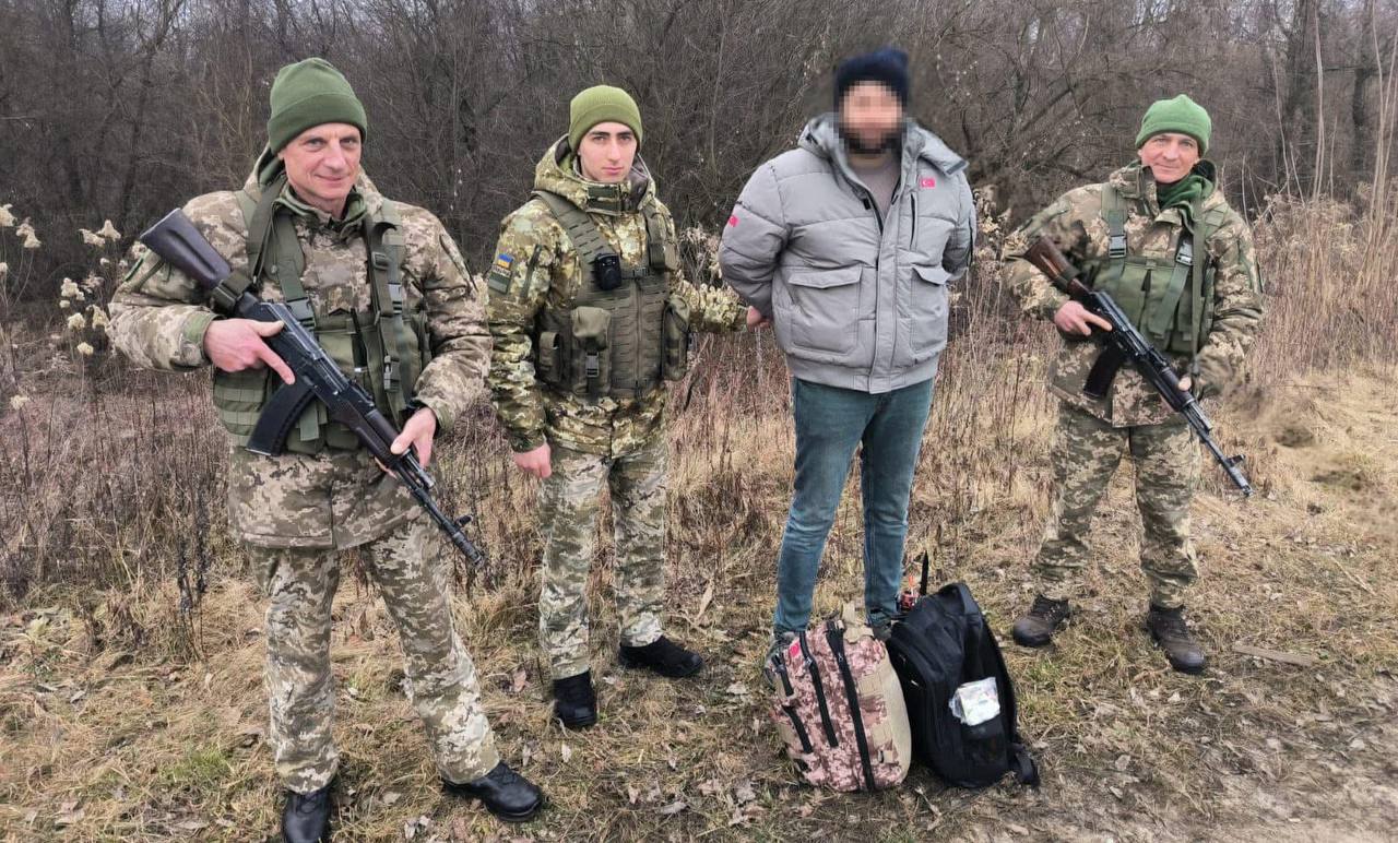 На Львівщині прикордонники затримали іноземця, який намагався втекти з України під виглядом рибалки