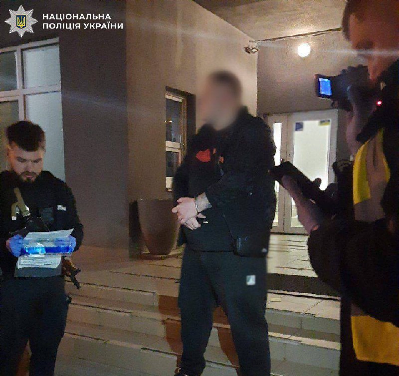 У житловому масиві Києва чоловік відкрив стрілянину біля будинку: Що сталося