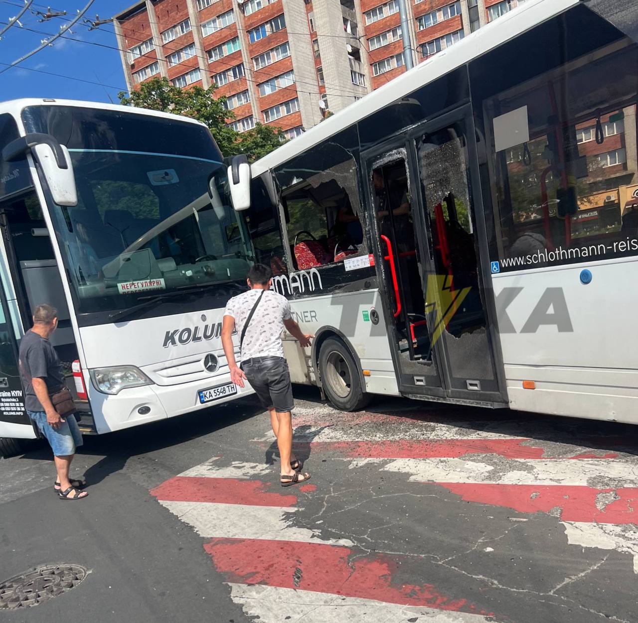 У Львові пасажирський автобус протаранив маршрутку з людьми: перше фото з місця аварії
