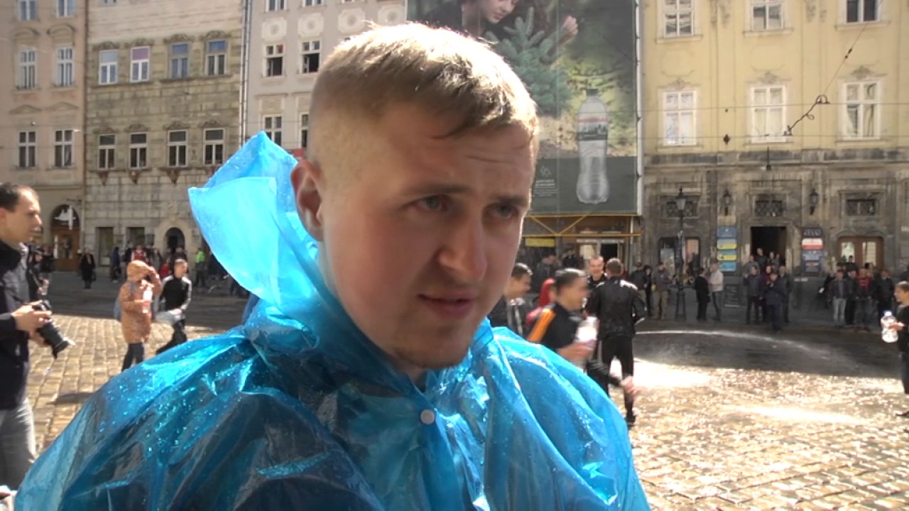 На площі Ринок влаштували "поливаний понеділок"
