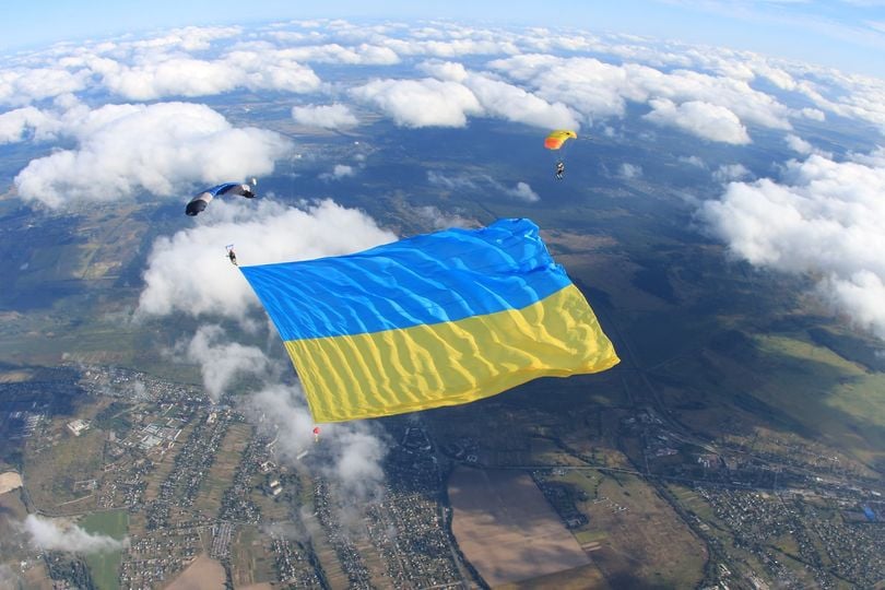 Український військовий встановив рекорд з найбільшим прапором у небі
