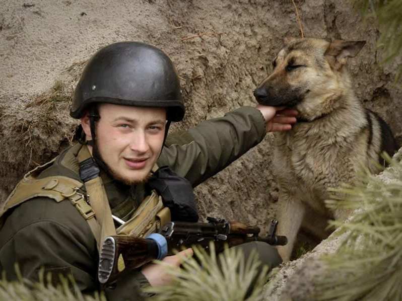 Під час бою в окоп до нацгвардійців заховався пес. Історія порятунку Фауста