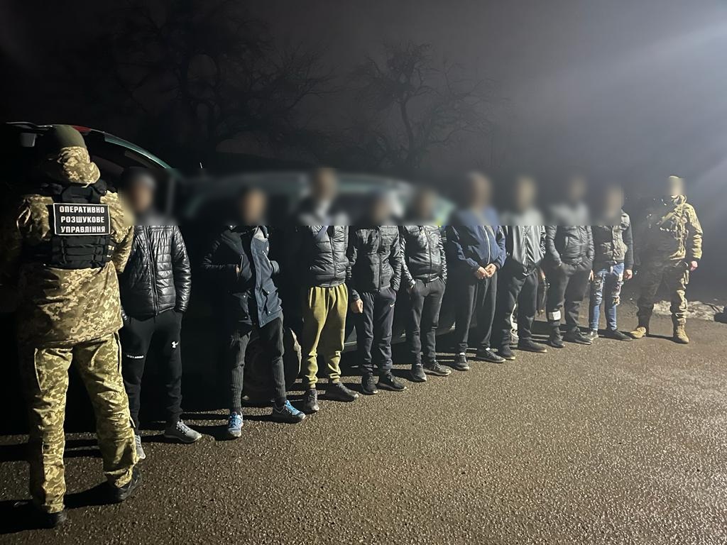 На кордоні зі Словаччиною затримали одразу 16 чоловіків, які хотіли втекти з України