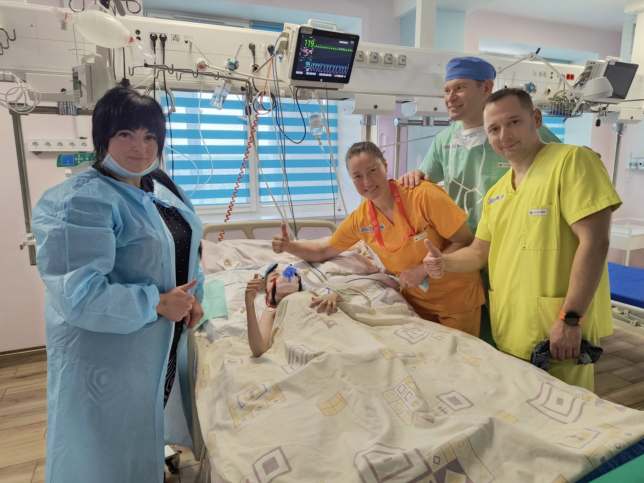 Оперували 18 годин: у Львові врятували дівчинку з важким сколіозом (фото)