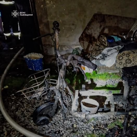 На Львівщині загорівся електроскутер: ледь не згоріла літня кухня (фото)