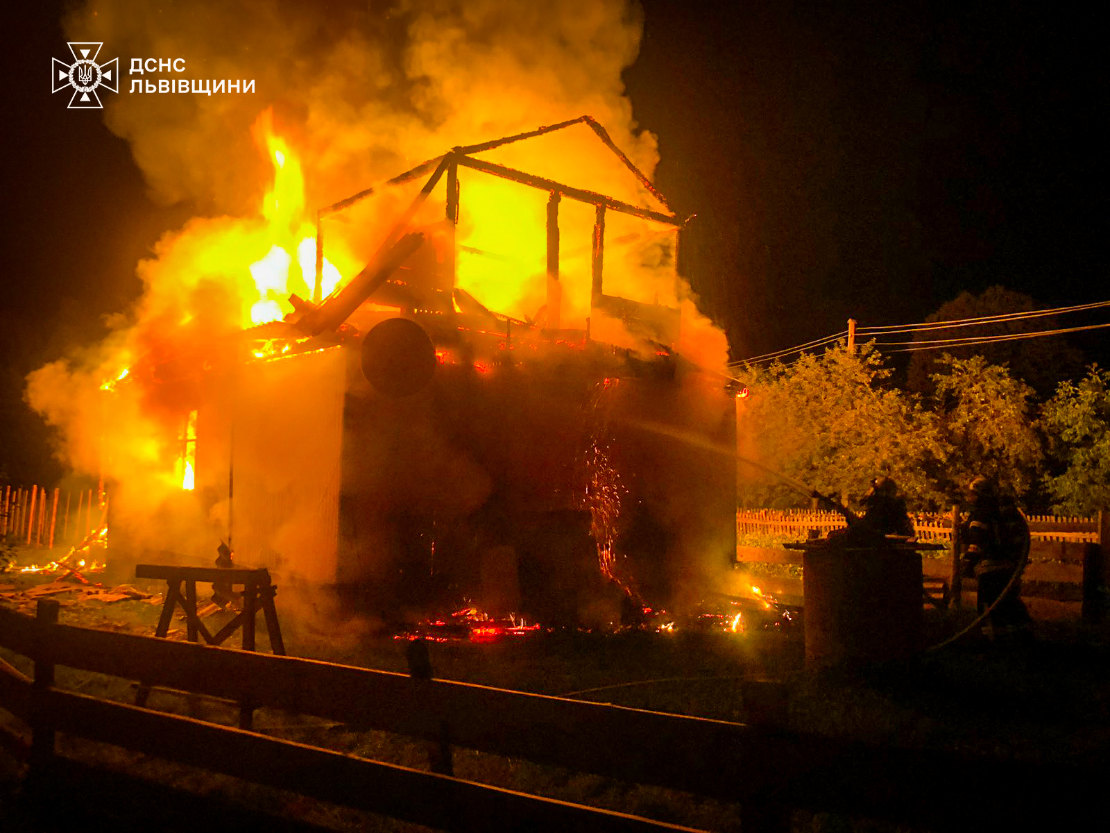 Вночі на Львівщині згорів будинок: що сталося (фото)