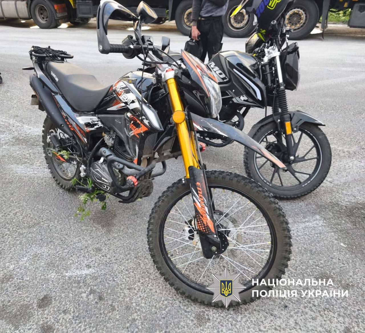 На Львівщині в трощу потрапили два мотоциклісти: фото з місця аварії