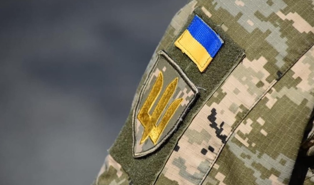 У Луцьку чоловік з милицею "ожив" і втік від ТЦК: смішне відео
