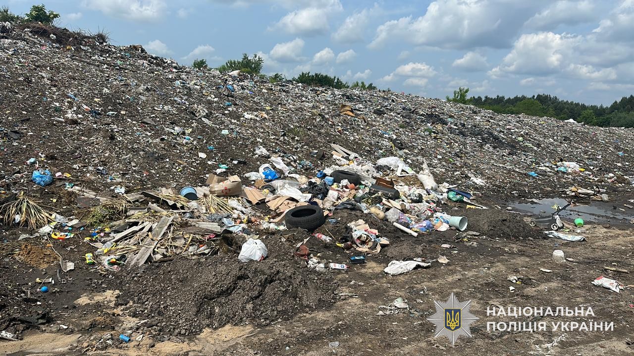 Наживався на смітті: у Раві-Руській комунальнику оголосили про підозру (фото)