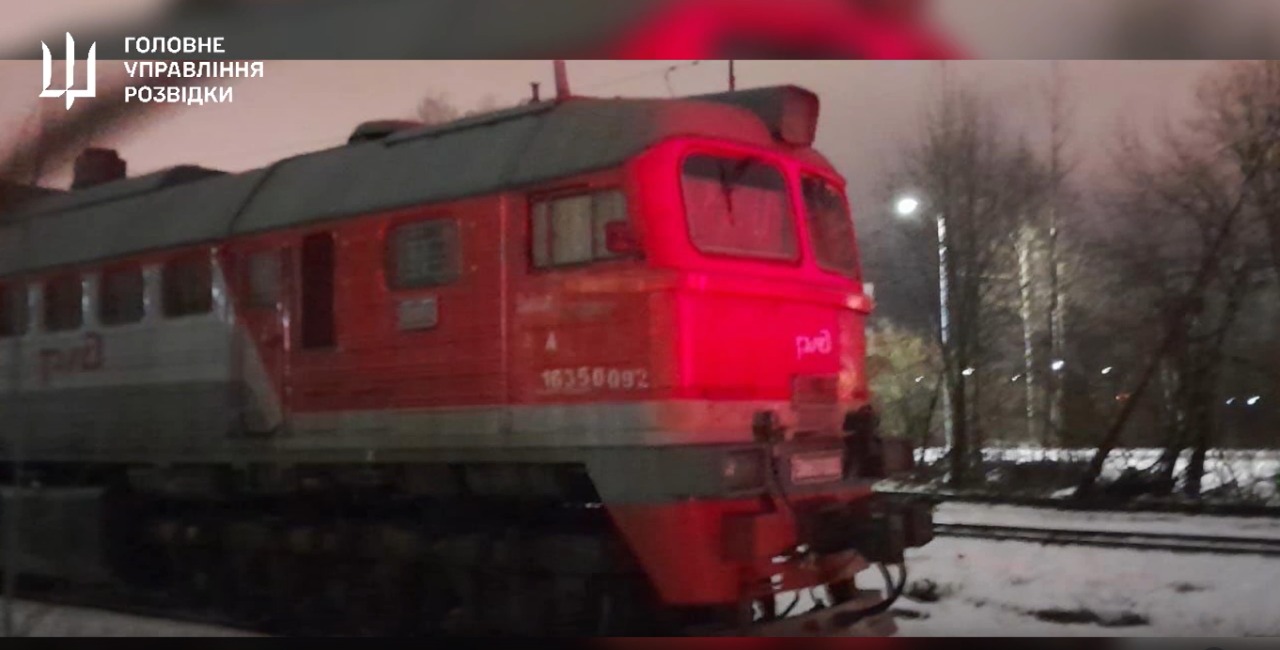 У Санкт-Петербурзі спалили російський локомотив, що використовувався для перевезення військової техніки (відео)