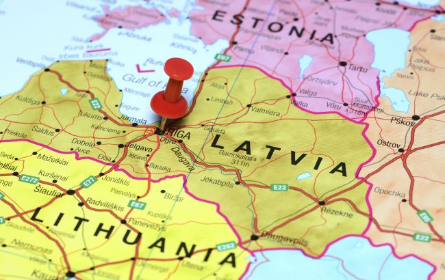 Країни Балтії висилають російських дипломатів