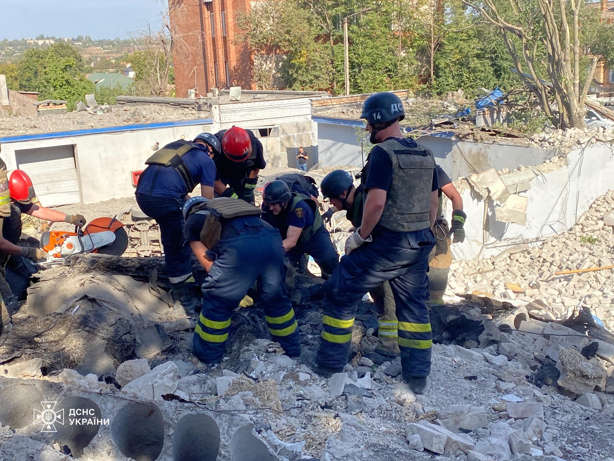 Удар по Кривому Рогу: під завалами будівлі поліції знайшли тіло жінки