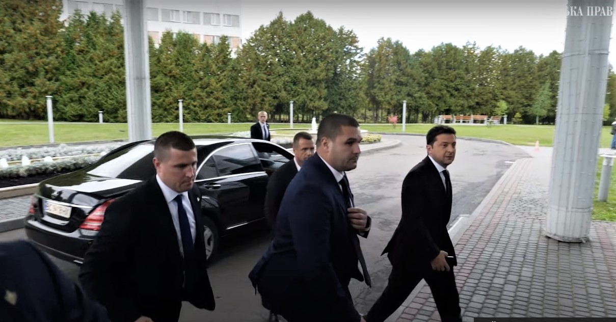 Зеленський прибув до Трускавця на з’їзд «Слуг народу»