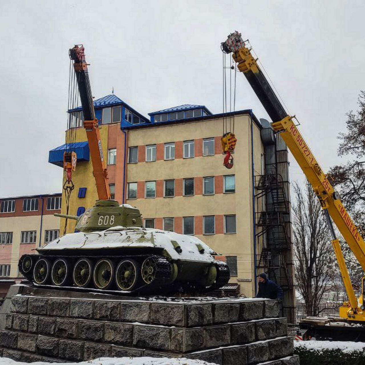У Чернівцях активісти демонтували радянський танк Нікітіна