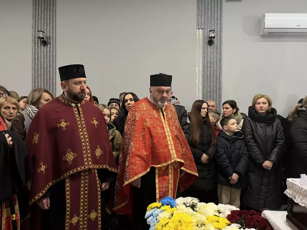 Як у Тернополі прощаються з чоловіком, який загинув від удару "шахеда" по будинку (Фоторепортаж)