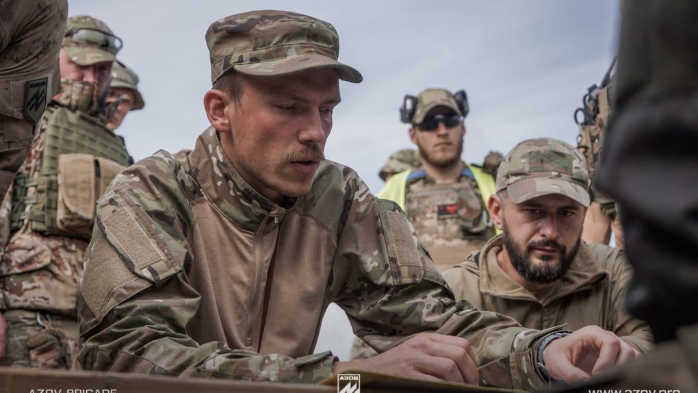 Зеленський нагородив одного з командирів "Азову" орденом Богдана Хмельницького