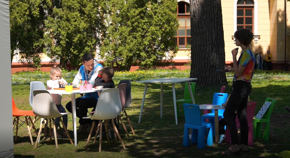 «Стояли в черзі до аптеки і почався обстріл». Історії мешканців модульного містечка у Львові