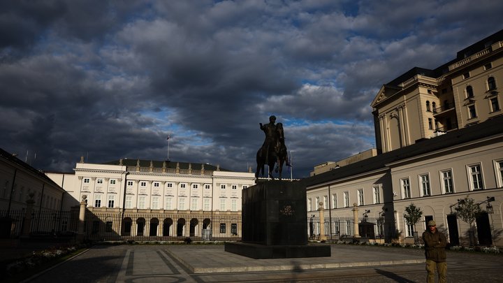 З Польщі депортують українця, який запустив дрон над урядовими будівлями